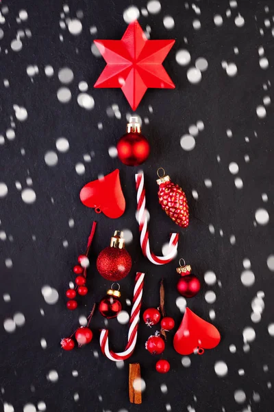 붉은 크리스마스 트리, 어두운 Xmas 카드 배경에 눈이 쌓여 있다 — 스톡 사진