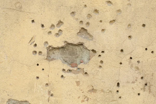 Mermi izli eski sarı desenler duvar arkası. 