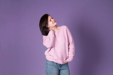 Mor arka planda güzel bir kadın. Güzel bir kızın stüdyo fotoğrafı.