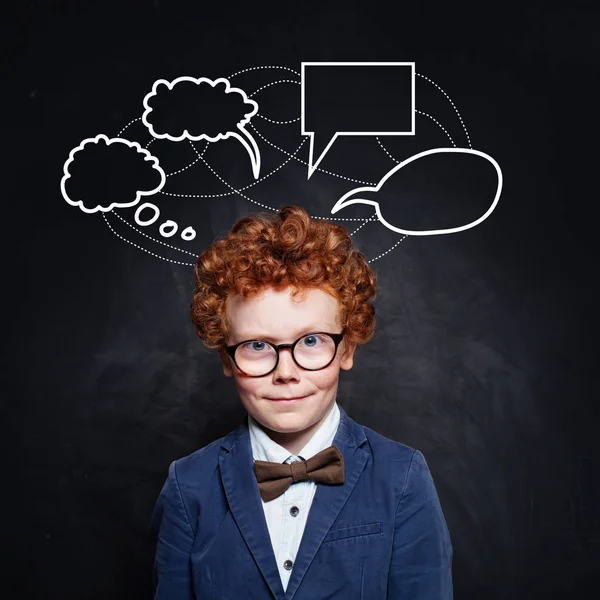 Студентський хлопчик в окулярах з порожніми хмарами мовлення — стокове фото