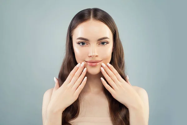 Mujer modelo bonita sonriendo sobre fondo azul claro. Piel clara — Foto de Stock