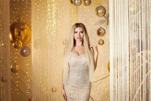 Joven mujer perfecta en vestido de noche dorado. Modelo de moda —  Fotos de Stock