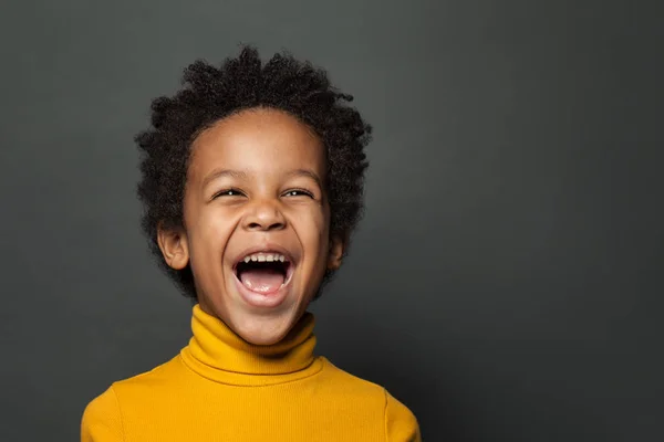 Menino pequeno criança negra rindo. Retrato de close-up — Fotografia de Stock