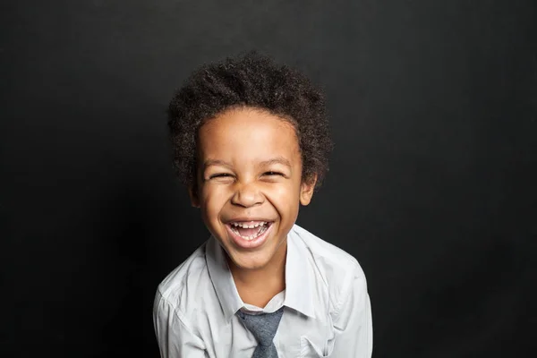 Μικρό αγόρι αφροαμερικανό παιδί που γελάει σε φόντο μαυροπίνακα — Φωτογραφία Αρχείου