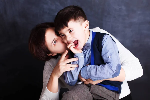 Niño y madre o familia feliz están jugando y sonriendo — Foto de Stock