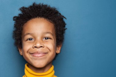 Gülümseyen çocuk portresi. Küçük Afrikalı Amerikalı çocuk. 