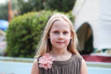 Açık renk saçlı, pembe çiçekli güzel bir kız.. 