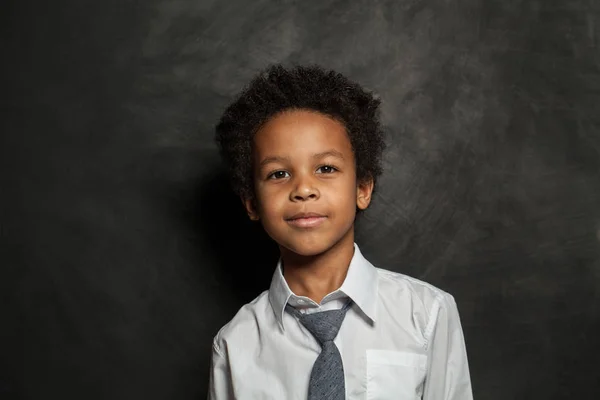 Счастливого чёрного школьника. Умный ребенок на фоне доски — стоковое фото