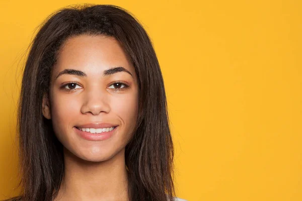 Jovem beleza. Mulher bonita morena com cabelo preto e pele saudável close up retrato — Fotografia de Stock