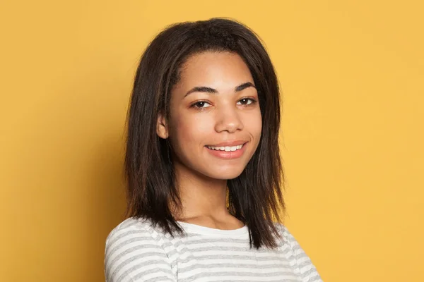 Fiatal boldog afroamerikai Y-generációs nő fekete hajjal — Stock Fotó
