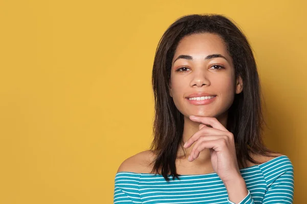 Gelukkig slim Afrikaans Amerikaans meisje met zwart haar glimlachen — Stockfoto