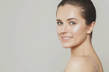 Gülümseyen ve kameraya bakan genç ve mutlu bir kadın. Model yüzü kapat