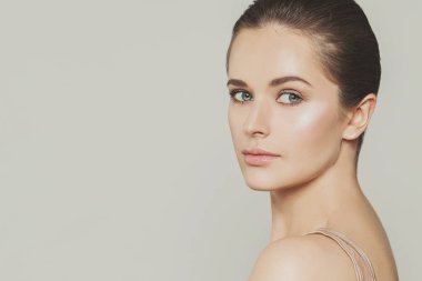 Kadın yüzü, yakın çekim. Sağlıklı ciltli güzel bir kız.