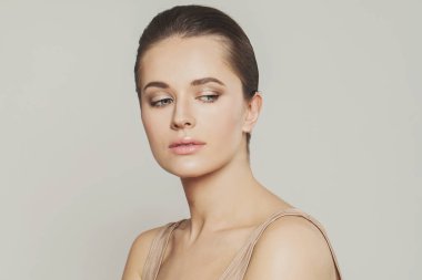 Mükemmel ciltli sağlıklı bir kadın. Kadın yüzü. Yakın plan portre.