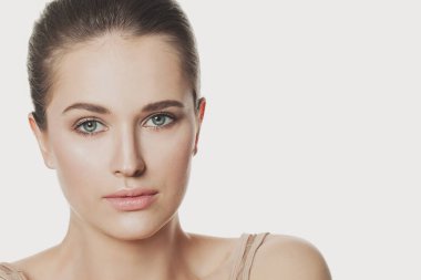 Sağlıklı ciltli güzel genç bayanın stüdyo portresini kapat.