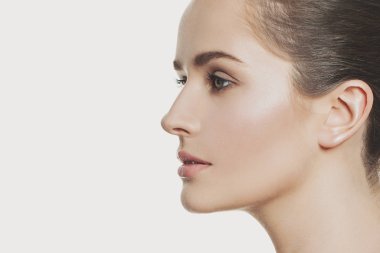 Çekici bir genç kadın profili. Yakın plan.