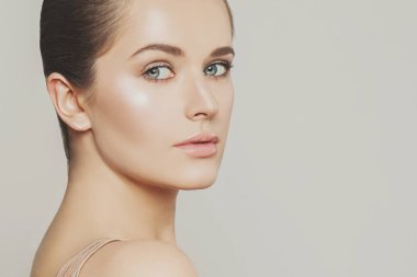 Genç ve çekici bir kadın portresi. Güzel yüz.