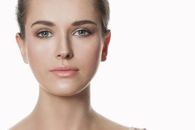 Genç bir kadın kameraya bakıyor, sağlıklı model bir kız stüdyo resmi.