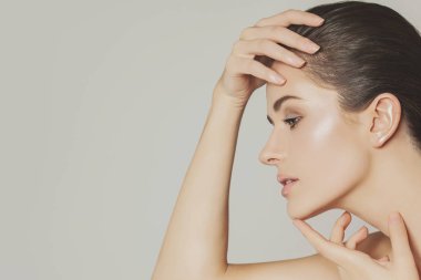 Genç, sağlıklı bir kadın yüzü. Güzel kız baş stüdyo 