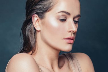 Güzel bir kadın portresi. Esmer arka planda güzel bir kadın