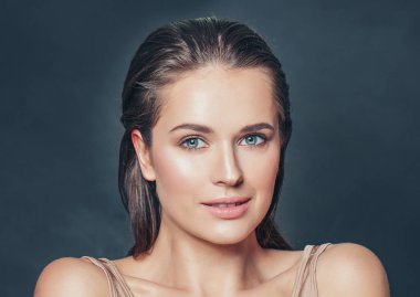 Güzel esmer kadın, ıslak tenli ve saçlı, yüzü kapalı stüdyo.