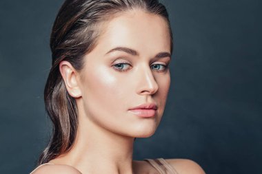 Siyah arka planda ıslak deri ve saçları olan güzel bir kadın.. 