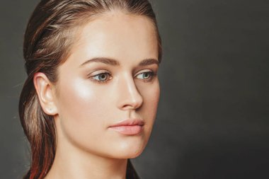 Siyah arka planda hoş bir kadın. Yüze yakın çekim