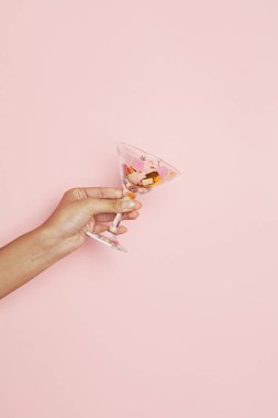 Doğum günü partisi konsepti. Şarap kadehlerini gösteren genç bir kadın. 