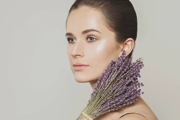 Belle femme à la peau claire et aux fleurs de lavande portrait rapproché — Photo