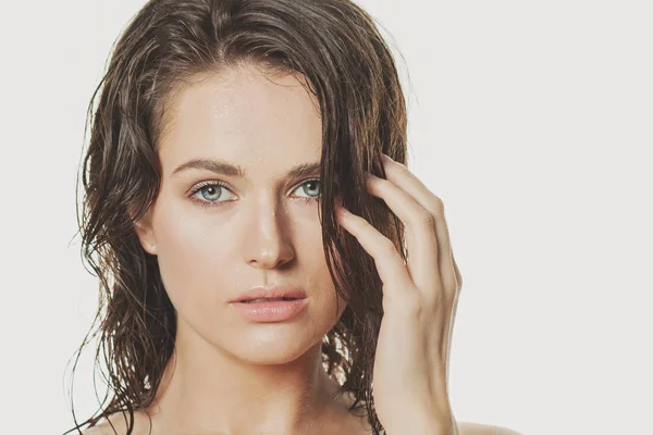 Portret van mooie model vrouw met natte huid — Stockfoto