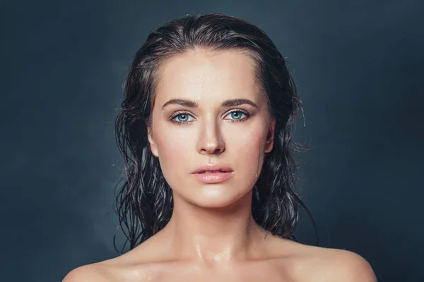Портрет привлекательной женщины с мокрой кожей и волосами. Крупный план — стоковое фото