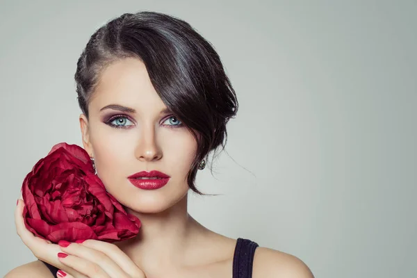 Elegantní brunetka žena, krásná tvář zblízka portrét — Stock fotografie