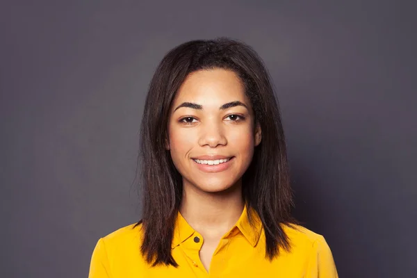 Schattig vriendelijk zwart meisje student glimlachen, close-up portret — Stockfoto