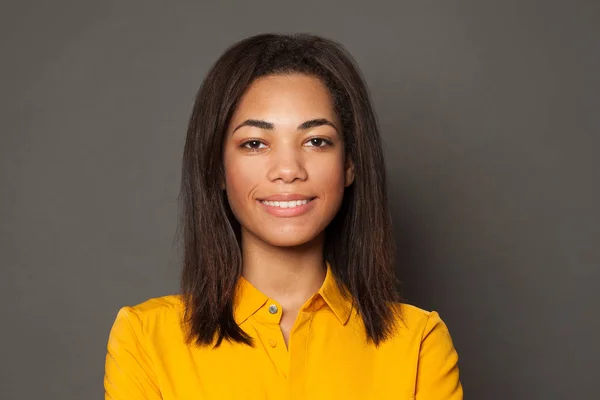 Slimme positieve zwarte vrouw glimlachen en kijken naar de camera — Stockfoto