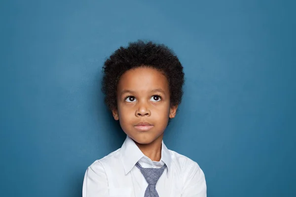 Afro-americano garoto escola menino pupilo 6 anos de idade em azul — Fotografia de Stock