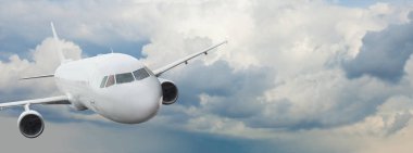 Seyahat, tatil ve tatil konsepti. Uçak ve mavi gökyüzü ve bulutlar