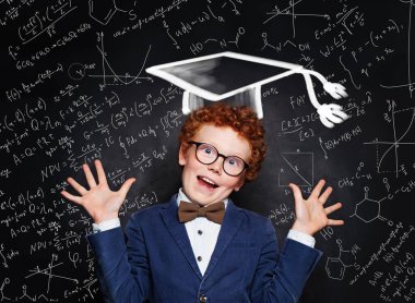 Kızıl saçlı, gözlüklü ve Scie 'ye karşı mezuniyet şapkalı komik çocuk.