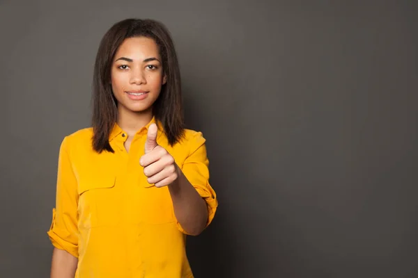 Africano americano mulher mostrando polegar para cima no fundo cinza — Fotografia de Stock