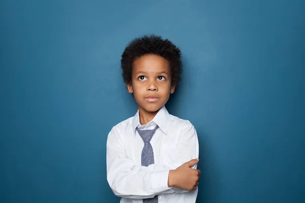 Inteligente afro-americano garoto estudante com braços cruzados olhando — Fotografia de Stock