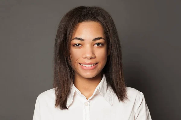 Retrato de muito feliz inteligente afro-americano mulher estudante — Fotografia de Stock