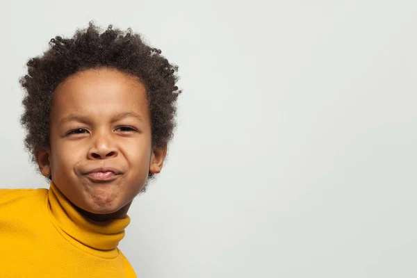 Engraçado menino negro sorrir no fundo branco — Fotografia de Stock