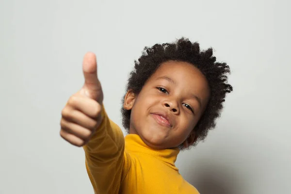 Felice afroamericano bambino ragazzo mostrando pollice su bianco — Foto Stock