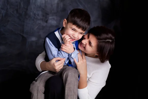 Niño y madre o familia feliz están jugando y sonriendo — Foto de Stock
