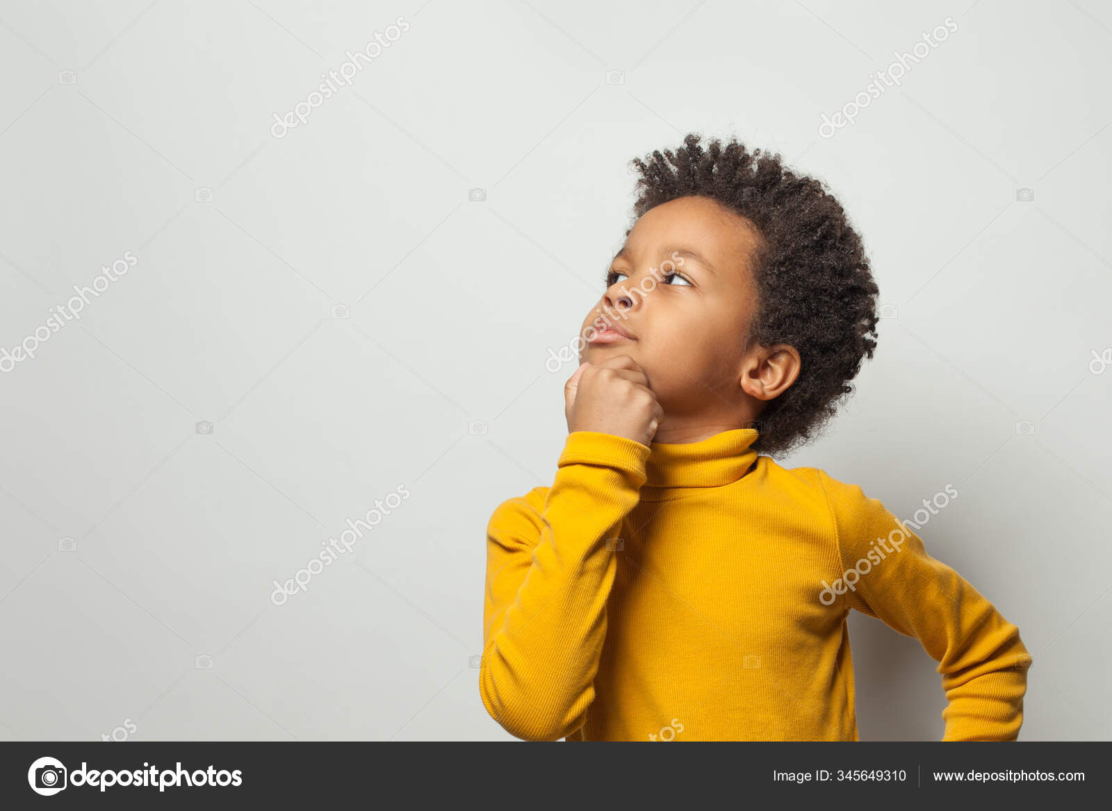 Inteligente estudante preto garoto menino pensando no fundo branco — Foto ©  MillaFedotova #345649310, image size:1600x1167