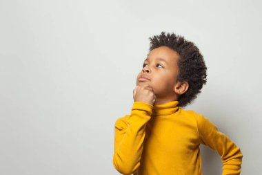 Zeki çocuk, beyaz arka planda düşünen siyah çocuk.