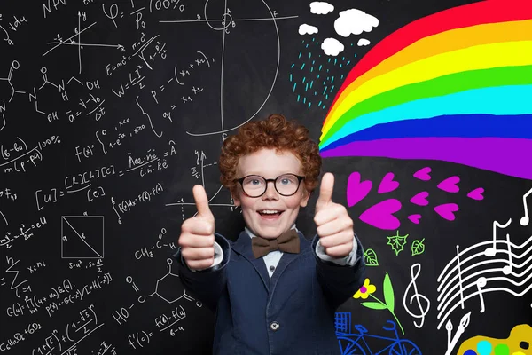 Heureux enfant qui s'amuse contre les formules scientifiques — Photo