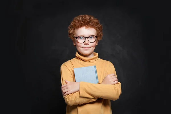 Porträt eines Schulkindes in Brille mit Buch — Stockfoto