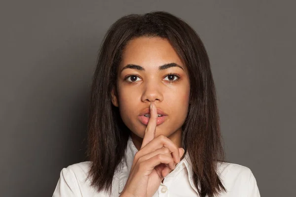 Zwarte vrouw met stilte gebaar, mooi gezicht close-up — Stockfoto