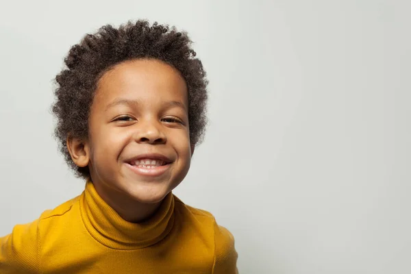 Смешной черный мальчик смеется на белом фоне — стоковое фото