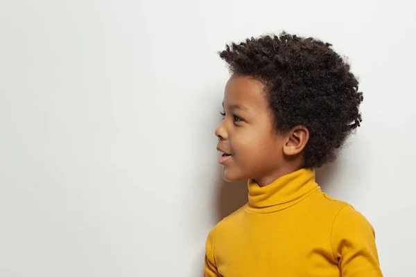 Симпатичный черный мальчик, портрет с детским лицом — стоковое фото